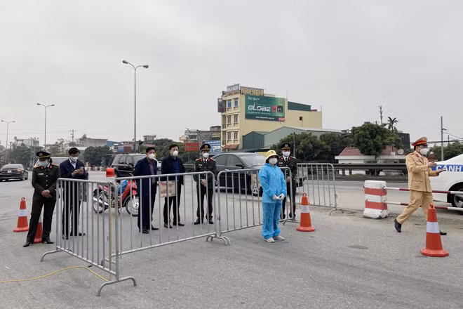 Lãnh đạo Công an tỉnh Hải Dương kiểm tra các chốt chống dịch sáng 16/2. Lãnh đạo Công an tỉnh Hải Dương kiểm tra các chốt chống dịch sáng 16/2.