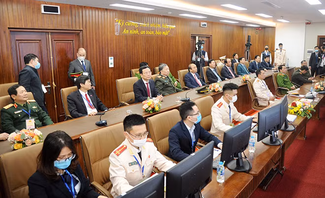 Thủ tướng Nguyễn Xuân Phúc và các đại biểu thăm Phòng máy chủ, Bản đồ số.