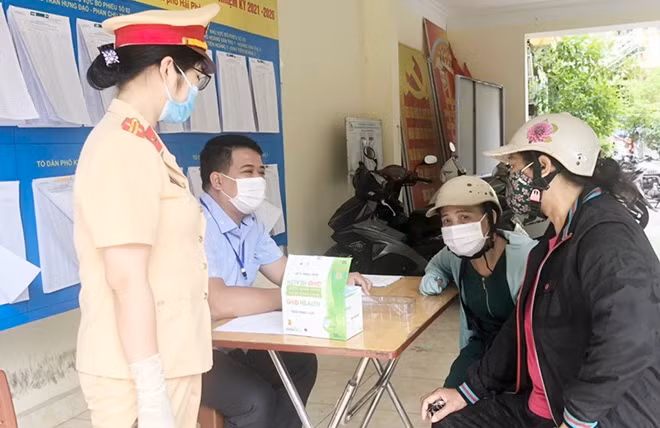 Công an quận Hồng Bàng (Hải Phòng) phối hợp tuyên truyền, xử phạt các trường hợp vi phạm quy định phòng chống dịch.