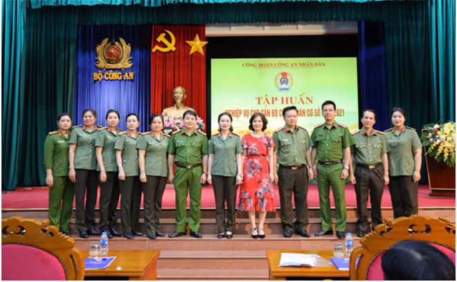 Cán bộ công đoàn cơ sở chụp ảnh lưu niệm với Ban tổ chức.