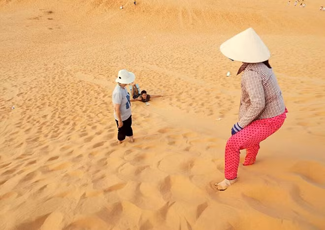 Trên đồi cát có niềm vui và cả những nhọc nhằn.