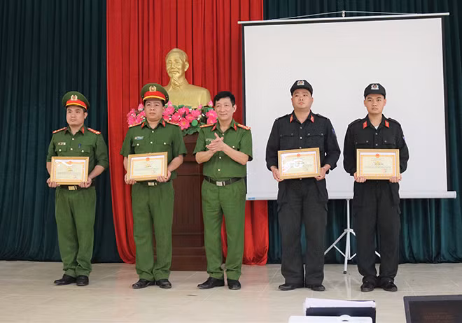 Đại tá Hà Trọng Trung, Phó Giám đốc Công an tỉnh Bắc Kạntrao Giấy khen cho các cá nhân.