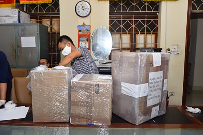 Cơ quan chức năng mở các kiện hàng bên trong chứa ma túy các loại