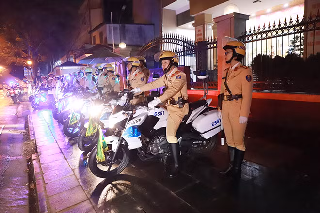 CSGT Hà Nội lên đường làm nhiệm vụ.