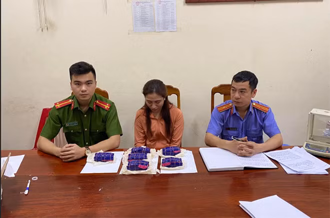 Đối tượng Ngô Thị Trang và tang vật tại cơ quan Công an. Đối tượng Ngô Thị Trang và tang vật tại cơ quan Công an.