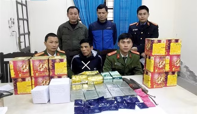 Đối tượng (X) cùng tang vật trong chuyên án 11 bánh heroin, 1.000 viên ma túy tổng hợp và 20kg pháo nổ do Công an TP Vinh triệt xóa.