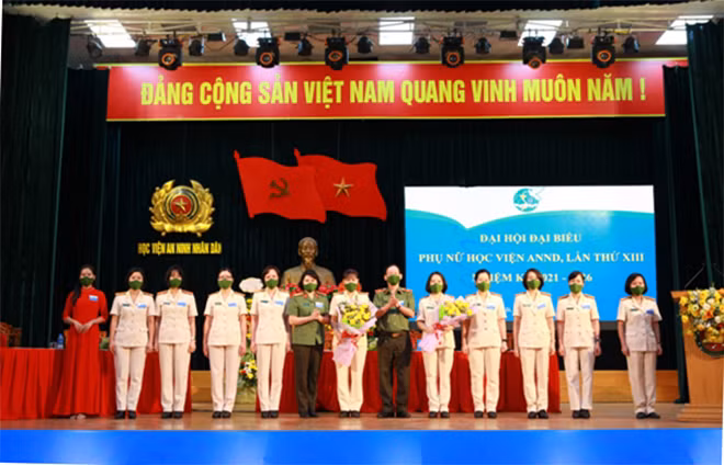 Ban Chấp hành Hội Phụ nữ Học viện ANND lần thứ XIII, nhiệm kỳ 2021-2026 ra mắt Đại hội.