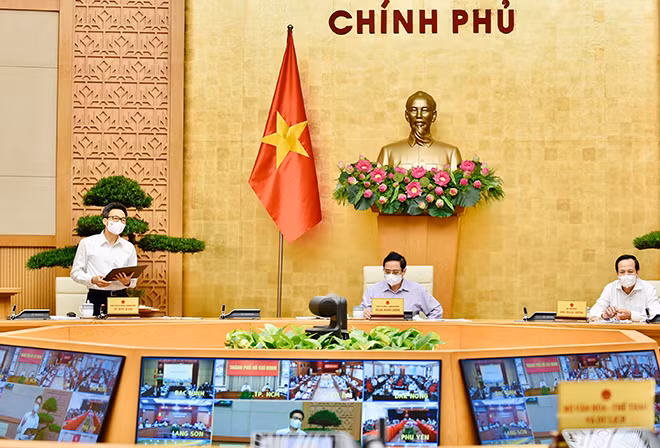 Phó Thủ tướng Vũ Đức Đam nêu rõ: Các địa phương quyết định giãn cách xã hội trên phạm vi toàn tỉnh phải báo cáo Thủ tướng, không phải để xin phép mà là để Thủ tướng chỉ đạo các bộ ngành, địa phương lân cận phối hợp đồng bộ, hỗ trợ tối đa, bảo đảm việc giãn cách xã hội hiệu quả, mà không gây ra những ảnh hưởng không cần thiết đến các địa phương lân cận và cả nước. Ảnh: VGP/Nhật Bắc