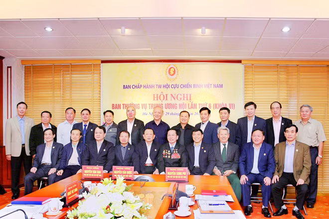 Thường vụ Trung ương Hội Cựu chiến binh Việt Nam chúc mừng đồng chí Lê Văn Kiểm được Nhà nước phong tặng danh hiệu Anh hùng Lao động lần thứ 2 (Ngày 28/11/2020).