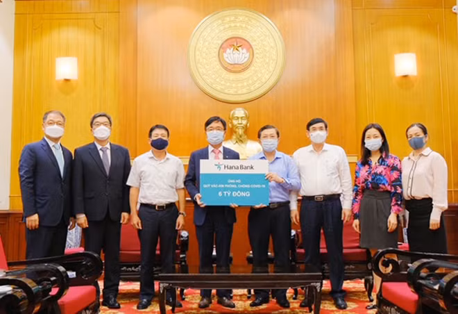 Đại diện Hana Bank trao biển ủng hộ Quỹ vaccine phòng chống COVID-19