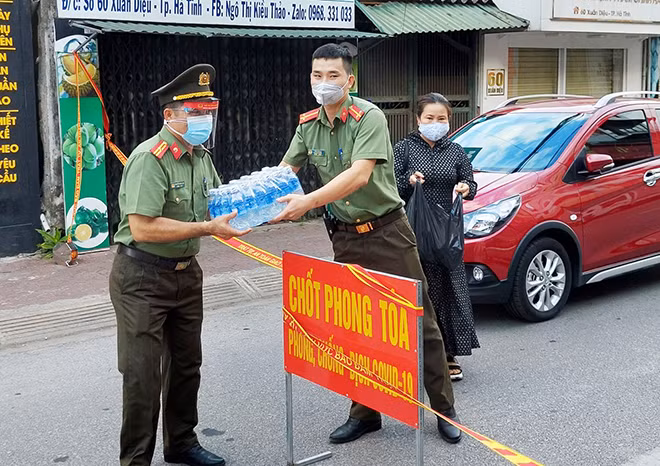 Người dân hỗ trợ Công an nhu yếu phẩm.