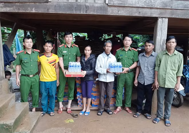 Công an xã A Dơi, huyện Đăkrông, tỉnh Quảng Trị tặng quà cho những gia đình có hoàn cảnh khó khăn ở thôn A Dơi Đớ. Công an xã A Dơi, huyện Đăkrông, tỉnh Quảng Trị tặng quà cho những gia đình có hoàn cảnh khó khăn ở thôn A Dơi Đớ.