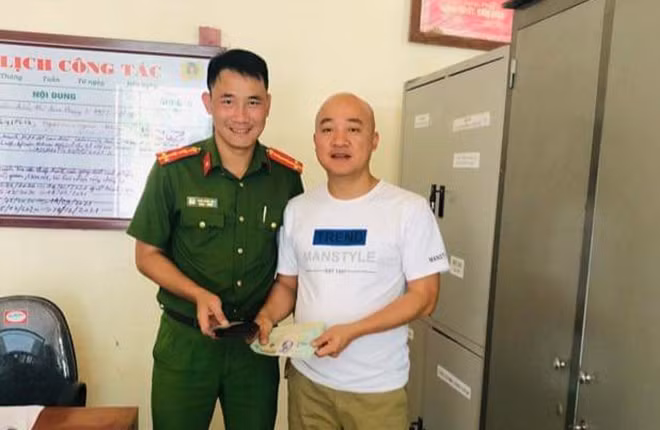 Công an xã Quỳnh Liên trao trả tài sản đánh rơi cho anh Đại.