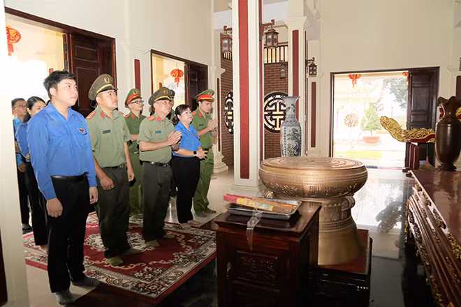 Đoàn Thanh niên Công an tỉnh Đồng Nai và Huyện đoàn Trảng Bom cũng tổ chức dâng hương, dâng hoa và báo công hành trình nhân ái năm 2021 tại Công viên văn hóa Hùng Vương (huyện Trảng Bom).