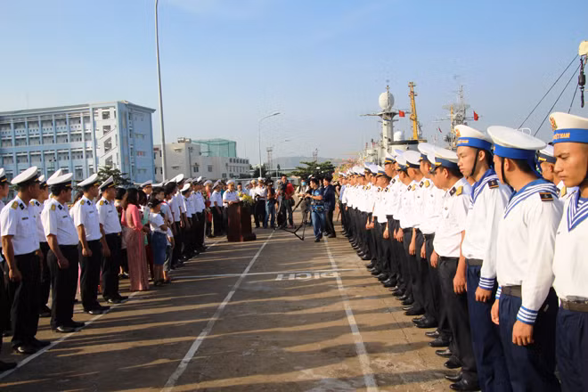 Quang cảnh Lễ tiễn tàu. Quang cảnh Lễ tiễn tàu.