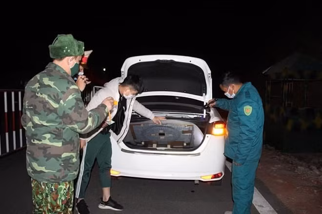 Người và phương tiện xuất, nhập cảnh đều được kiểm tra kỹ càng.