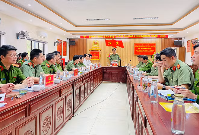 Thứ trưởng Nguyễn Văn Sơn chỉ đạo công tác tại Công an huyện Cẩm Thủy.