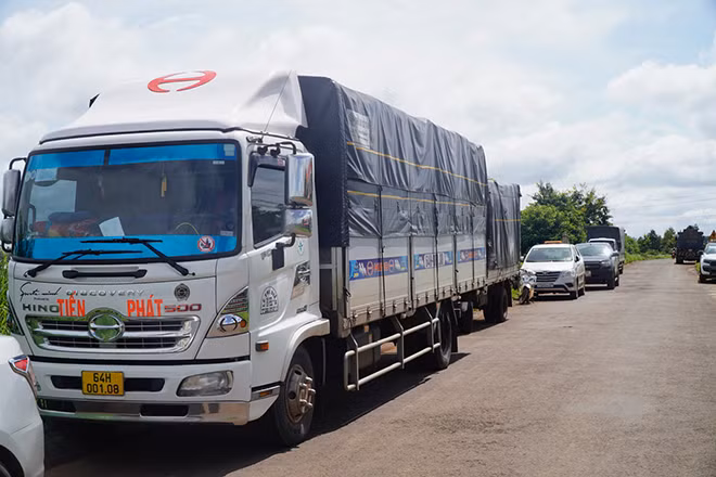 Tài xế xe tải đường dài đến Trung tâm Y tế huyện Đắk Mil đăng ký xét nghiệm COVID-19.
