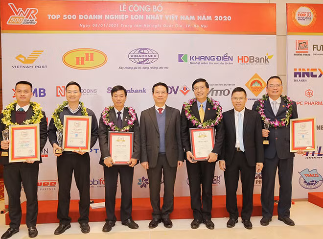 Bộ trưởng Bộ TTTT Nguyễn Mạnh Hùng chụp ảnh cùng đại diện Petrovietnam và các đơn vị thành viên.