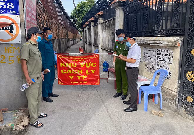 Cán bộ, chiến sĩ Công an phường An Lạc, quận Bình Tân làm nhiệm vụ tại chốt phong tỏa hẻm 258 đường Hồ Ngọc Lãm.