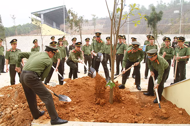 Tư lệnh Trần Hải Quân cùng lãnh đạo Bộ Tư lệnh và CBCS trồng cây hưởng ứng “Tết trồng cây đời đời nhớ ơn Bác Hồ”.