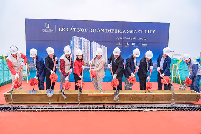 Đại diện Ban Lãnh đạo MIKGroup cùng chủ đầu tư và nhà thầu thi công Ricons thực hiện nghi thức cất nóc dự án Imperia Smart City Đại diện Ban Lãnh đạo MIKGroup cùng chủ đầu tư và nhà thầu thi công Ricons thực hiện nghi thức cất nóc dự án Imperia Smart City