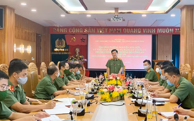 Thứ trưởng Nguyễn Văn Sơn phát biểu kết luận buổi làm việc.