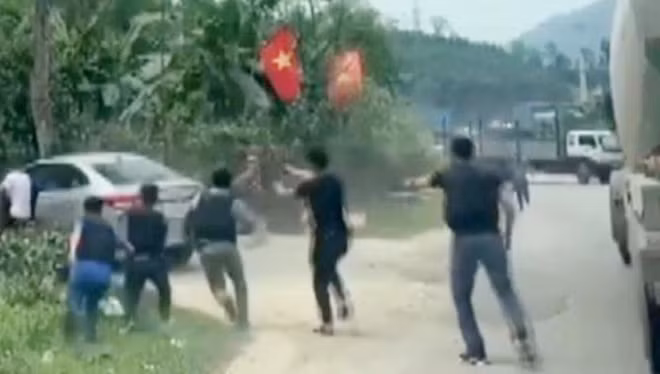 Hàng chục cảnh sát nổ súng cảnh cáo, truy bắt Nguyễn Ngọc Nam (Ảnh cắt từ clip).