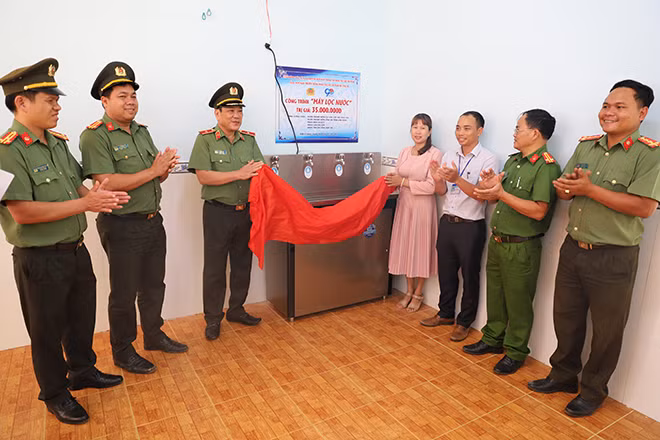 Đoàn công tác trao tặng máy lọc nước cho Trường Mầm non Hướng Dương, xã Đắk Som.
