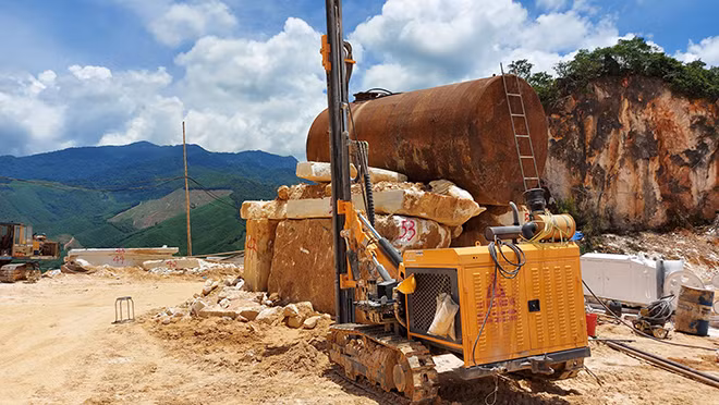 Khoan đá bằng máy chuyên dụng.