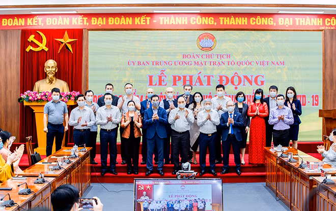 Đồng chí Nguyễn Xuân Phúc, Ủy viên Bộ chính trị, Chủ tịch Nước CHXHCN Việt Nam cùng các đại diện doanh nghiệp, cá nhân trong chương trình phát động.
