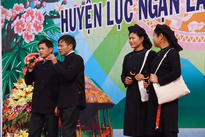 Tiếng hát dân ca Sán Chí trong ngày hội.