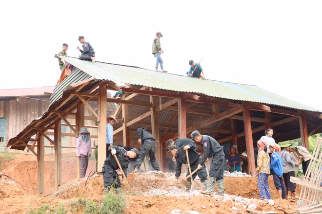 Lực lượng Công an xây dựng, sửa chữa nhà cho đồng bào nghèo tại các tỉnh Tây Bắc từ nguồn kinh phí do Bộ Công an vận động, xã hội hoá.