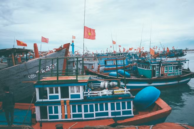 Những ngư dân trên đảo chuẩn bị đánh cá đêm.