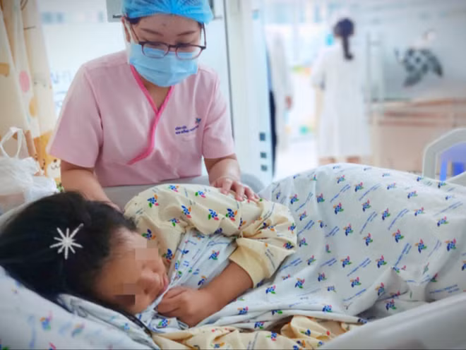 Bé N. (quê Long An), học sinh lớp 7 đang điều trị tại Bệnh viện Nhi đồng TP Hồ Chí Minh. Bé N. (quê Long An), học sinh lớp 7 đang điều trị tại Bệnh viện Nhi đồng TP Hồ Chí Minh.