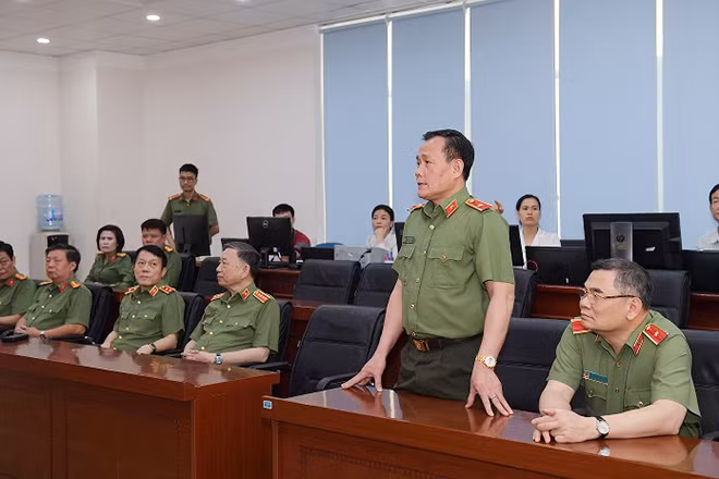Bộ trưởng Tô Lâm và Thứ trưởng Lương Tam Quang kiểm tra Trung tâm chỉ huy của Cục Ngoại tuyến.