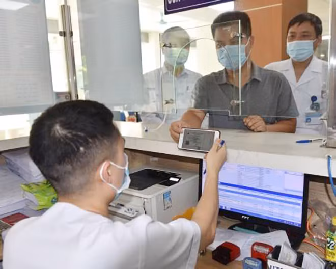 Người dân đăng ký khám, chữa bệnh tại Bệnh viện Đa khoa Hà Đông, Hà Nội bằng thẻ bảo hiểm y tế trên ứng dụng VssID. Người dân đăng ký khám, chữa bệnh tại Bệnh viện Đa khoa Hà Đông, Hà Nội bằng thẻ bảo hiểm y tế trên ứng dụng VssID.