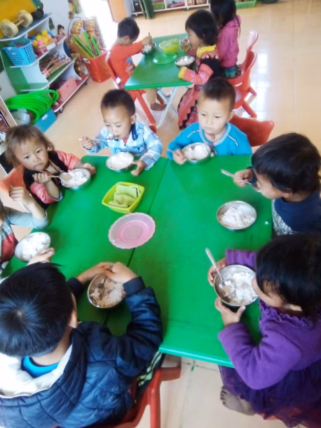 Bữa ăn chỉ có cơm trắng đựng trong cặp lồng của các em nhỏ xã Lóng Sập khi chưa có dự án “Nuôi em Mộc Châu”.