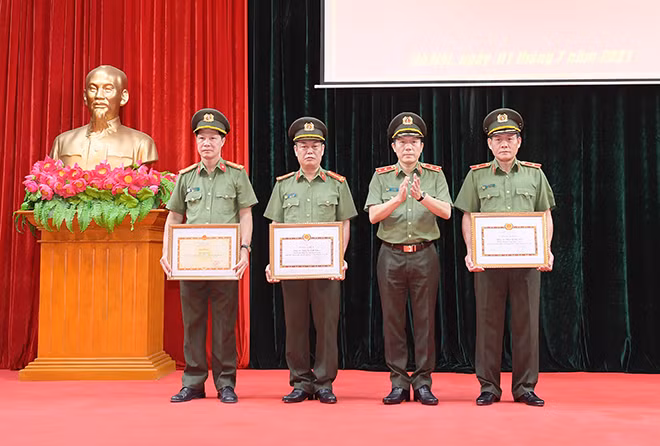 Thứ trưởng Lương Tam Quang tặng Bằng khen của Bộ trưởng Bộ Công an cho các cá nhân có thành tích xuất sắc.