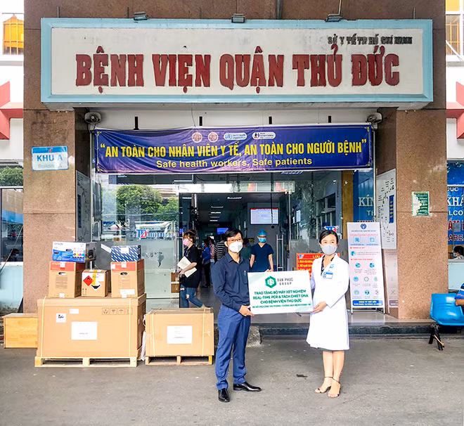 Van Phuc Group trao tặng hệ thống xét nghiệm REAL-TIME PCR tự động và máy tách chiết DNA/RNA tự động cho bệnh viện Thủ Đức.
