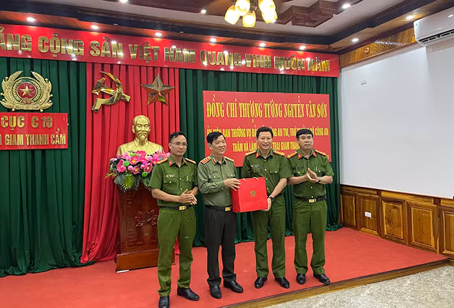 Thứ trưởng Nguyễn Văn Sơn tặng quà cho Trại giam Thanh Cẩm.