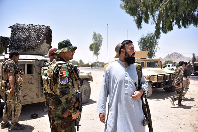 Lực lượng an ninh Afghanistan gác trên đường phố tại Kandahar trong thời gian diễn ra giao tranh với các tay súng Taliban.