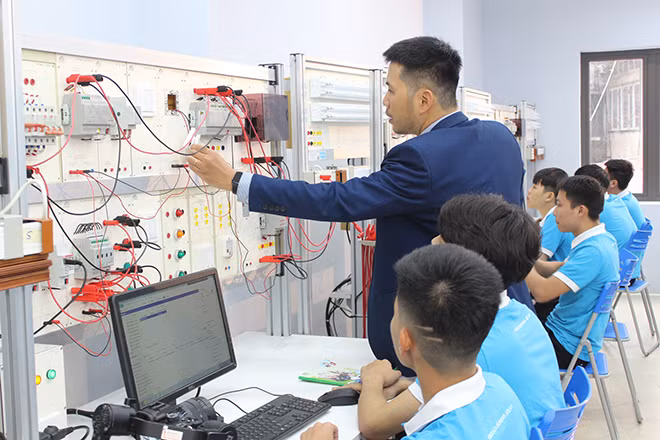 Đào tạo lại trong bối cảnh thị trường lao động hiện nay là rất cần thiết.