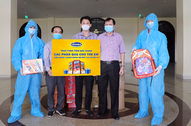 Trẻ em tại các nơi cách ly ở tâm dịch Bắc Giang cũng đã nhận được quà Quốc tế thiếu nhi đúng vào ngày 1/6.