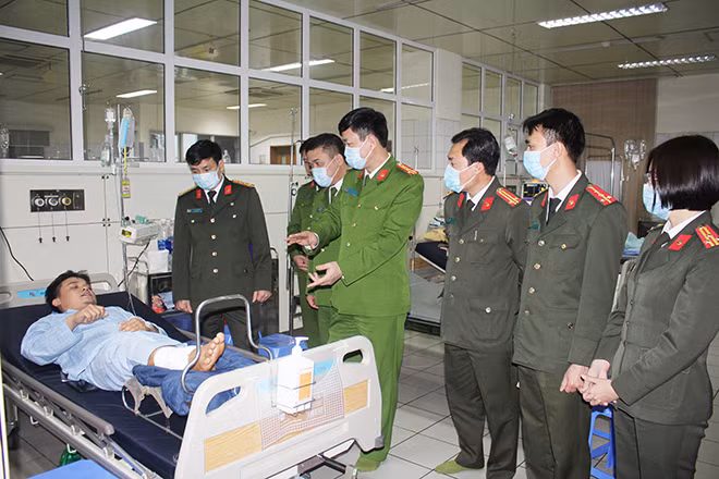 Đại tá Lê Xuân Minh, Giám đốc Công an tỉnh cùng đoàn công tác thăm hỏi, động viên Thượng úy Lê Anh Dũng tại Bệnh viện.