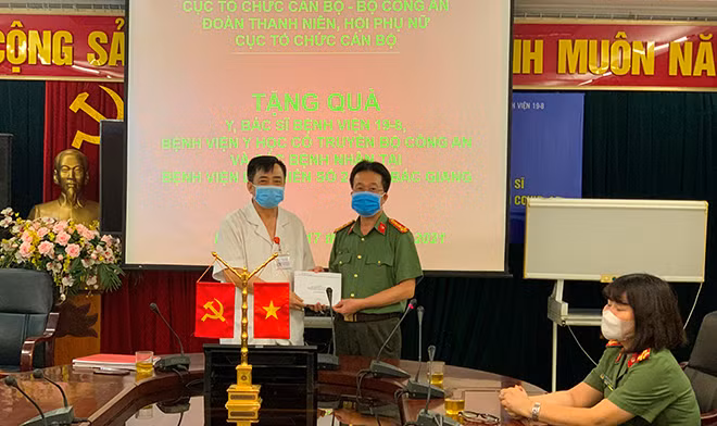 Đại tá Phạm Quang Tuyển trao số tiền 30 triệu đồng ủng hộ đoàn y, bác sĩ Bệnh viện Dã chiến số 2 Bắc Giang thông qua lãnh đạo Bệnh viện 19-8. Đại tá Phạm Quang Tuyển trao số tiền 30 triệu đồng ủng hộ đoàn y, bác sĩ Bệnh viện Dã chiến số 2 Bắc Giang thông qua lãnh đạo Bệnh viện 19-8.