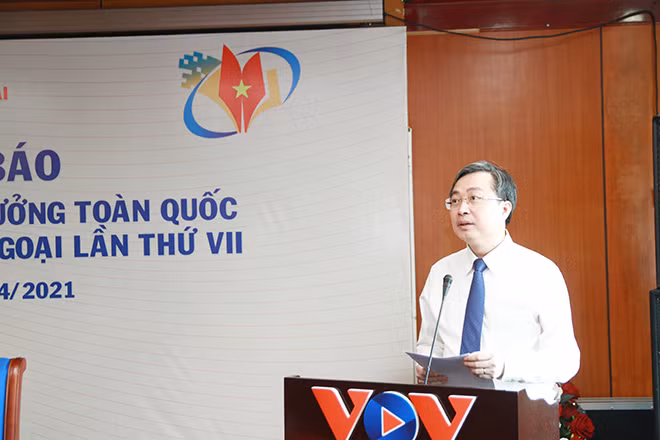 Đồng chí Bùi Trường Giang phát biểu tại buổi họp báo. Đồng chí Bùi Trường Giang phát biểu tại buổi họp báo.