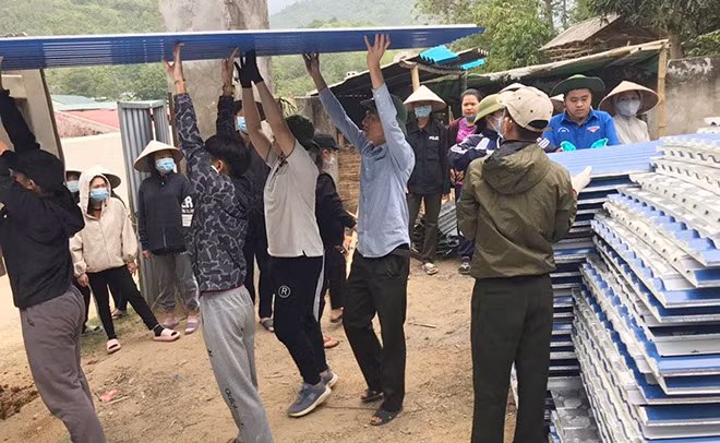 Vận chuyển những vách ngăn để dựng nhà.