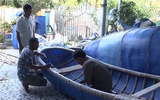 Thuyền trăng của ông Chín được làm từ thùng phuy loại 200 lít cùng một số nguyên liệu phụ như cước, ốc vít, tre…