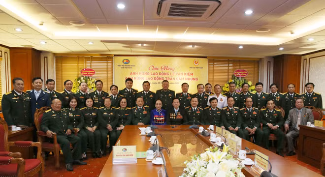Đoàn Đại biểu Hội Cựu chiến binh Việt Nam và Hiệp hội Doanh nhân Cựu chiến binh Việt Nam dự Lễ tuyên dương “Những tấm gương sáng thầm lặng vì cộng đồng” chúc mừng Anh hùng Lao động Lê Văn Kiểm và Trần Cẩm Nhung..